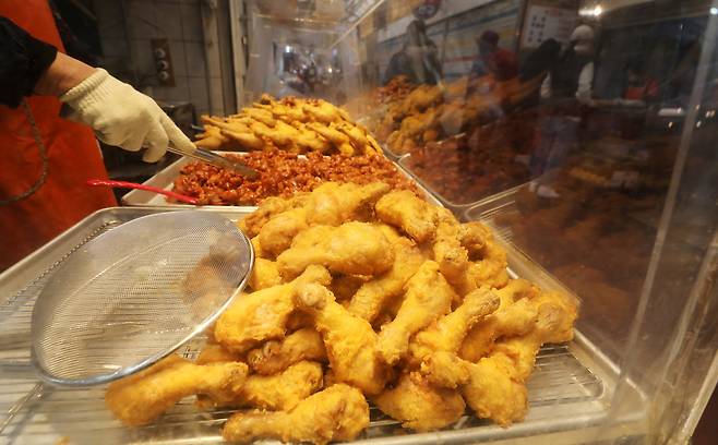 서울의 한 치킨 매장. 뉴스1