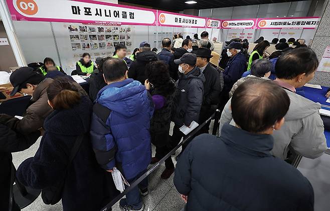 우리나라 만 65세 이상 노인의 상대적 빈곤율은 경제협력개발기구 국가 중 가장 높다. 사진은 2025년 12월 10일 서울 마포구청에서 열린 ‘2026년 마포구 노인일자리 박람회’. 뉴시스