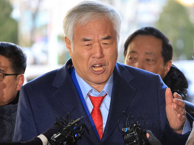 전광훈 사랑제일교회 목사가 1월13일 서울서부지방법원에서 열린 구속 전 피의자 심문(영장실질심사)에 출석하며 취재진의 질문에 답하고 있다. ⓒ연합뉴스