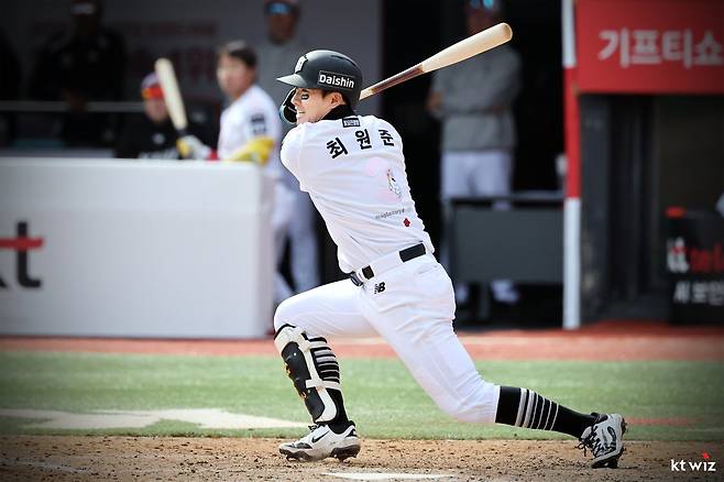 KT 최원준이 12일 수원KT위즈파크서 열린 두산전서 타격하고 있다. 사진제공|KT 위즈