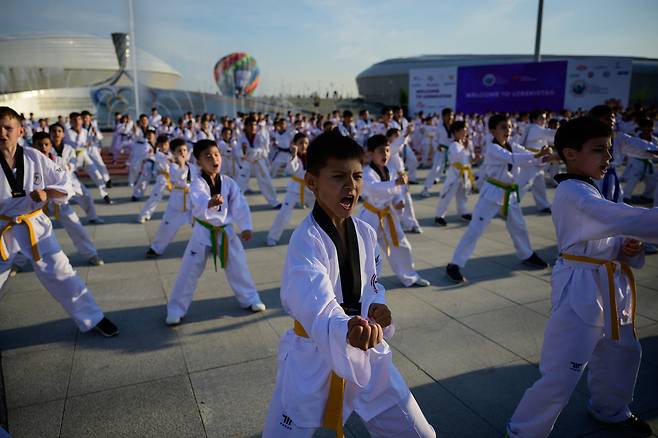 지난 11일 우즈베키스탄 타슈켄트 올림픽 빌리지 광장에서 진행된 태권도 플래시몹. WT 제공