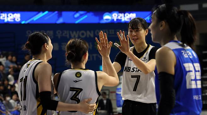 KB 선수들이 12일 충남 아산 이순신체육관에서 열린 여자 프로농구 플레이오프 3차전 우리은행과의 경기에서 득점에 성공한 뒤 환호하고 있다.  연합뉴스