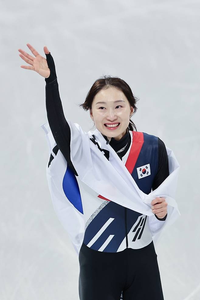 ▲ 이탈리아 밀라노 아이스스케이팅 아레나에서 열린 2026 밀라노ㆍ코르티나담페초 동계올림픽 쇼트트랙 여자 1,500m 결승에서 은메달을 차지한 최민정이 태극기를 들고 세리머니를 펼치고 있다. ⓒ연합뉴스