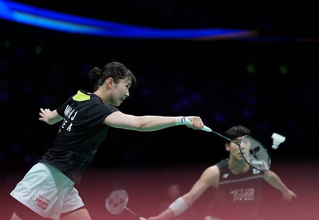 ▲ 김재현(오른쪽)-장하정 조는 올해 아시아선수권 ‘최대 이변' 주인공으로 떠올랐다. 세계랭킹 147위 조가 인도네시아, 말레이시아, 일본 강호를 잇달아 격파하고 결승까지 치달았다. 일종의 '등용문' 격인 콘티넨털 서킷 대회를 두 차례 치렀을 뿐 규모가 큰 월드투어급 대회에서 호흡을 맞춘 건 이번이 처음인 터라 의미가 더욱 남다르다. ⓒ 연합뉴스 / Xinhua