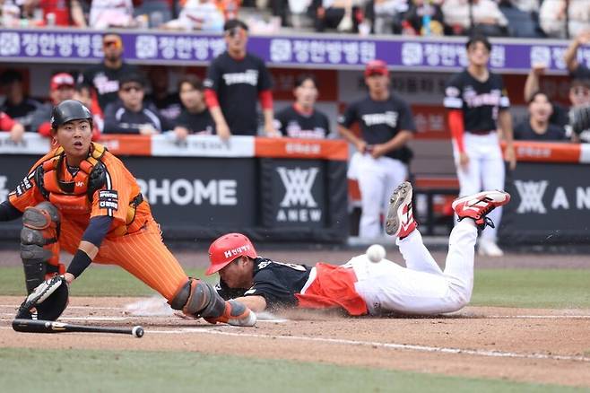 ▲ 공격과 수비는 물론 적극적인 주루 플레이로 팀 득점에 기여한 한준수 ⓒKIA타이거즈