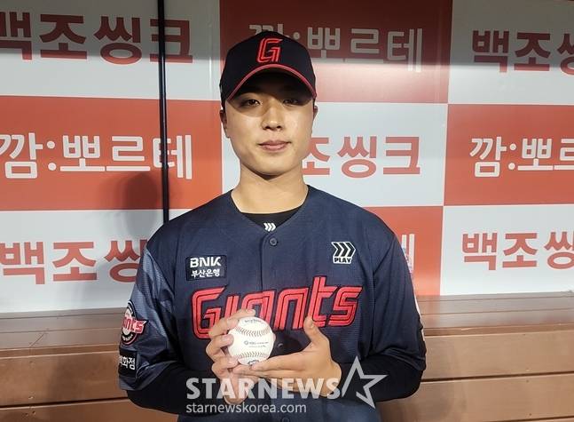 승리 기념구를 들고 기념 촬영을 하고 있는 박정민. /사진=박수진 기자