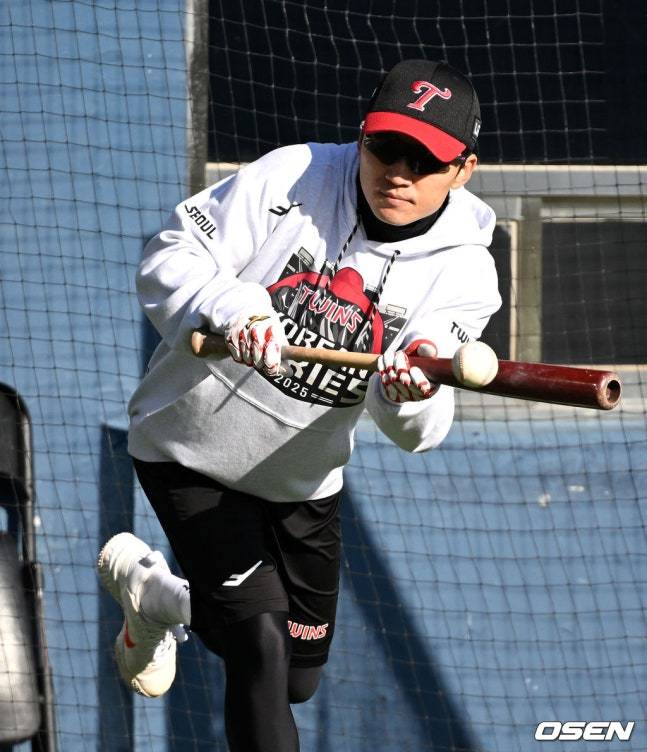 LG 박해민이 번트 훈련을 하고 있다.