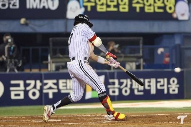 LG 박해민이 11일 잠실 SSG전 8회말 무사 1, 2루서 번트 대신 강공으로 좌익선상 2타점 적시 2루타를 쳤다. /사진=LG 트윈스 제공