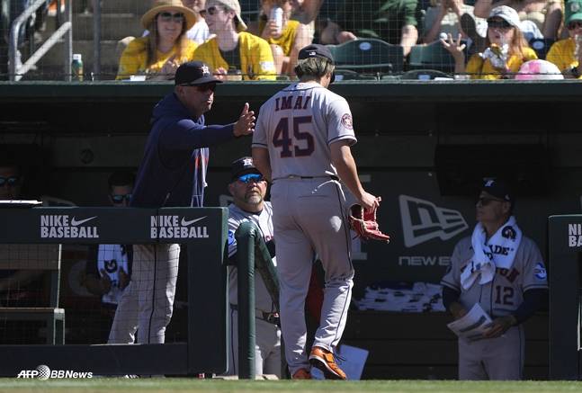 이마이를 위로하는 휴스턴 코칭스태프. /AFPBBNews=뉴스1