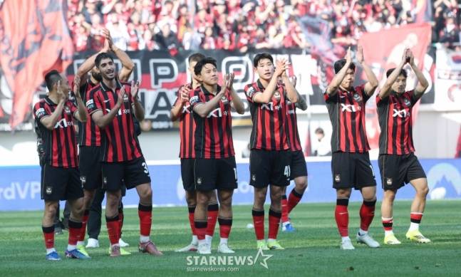 경기 후 팬들에게 인사하는 FC서울 선수들. /사진=김진경 대기자