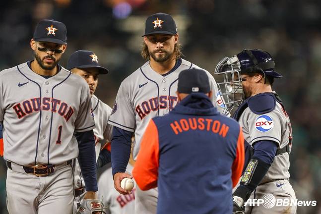 휴스턴 애스트로스 라이언 와이스(가운데)가 11일 시애틀 매리너스전 5회말 투수 코치에게 공을 넘기고 있다. /AFPBBNews=뉴스1