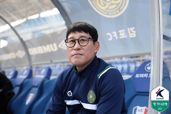 고정운 김포FC 감독이 12일 오후 2시 수원월드컵경기장에서 열린 하나은행 K리그2 2026 7라운드 경기를 바라보고 있다. /사진=한국프로축구연맹 제공