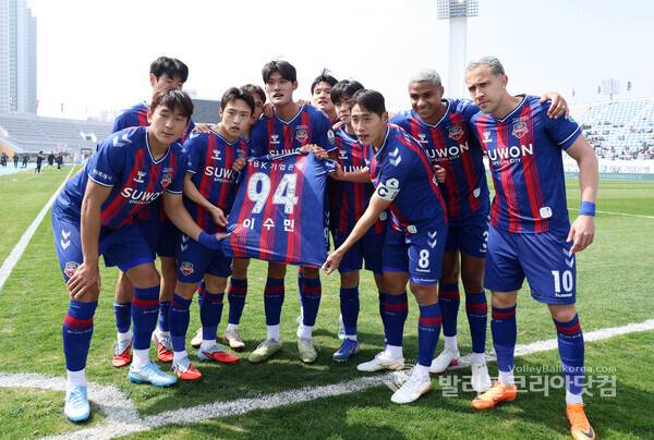 수원FC 히정우 첫 골, 황건하 의무 트레이너 아내 쾌유비는 세리머니.2026.04.11.