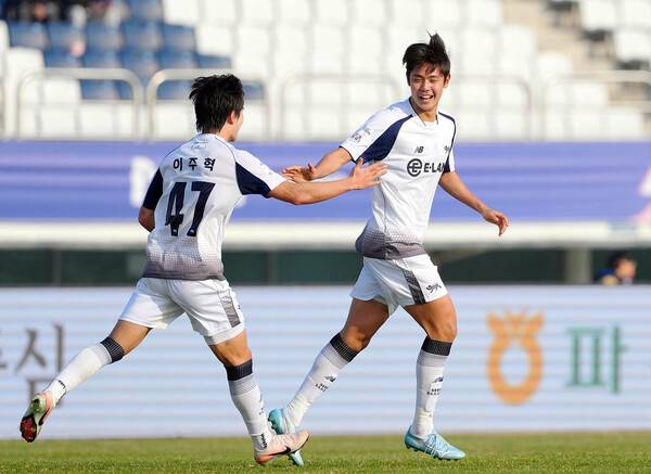 '변경준 역전골' 서울 이랜드 3연승, 파주FC 꺾고 3위 도약....사진은 백지웅 동점골 환호 모습.(사진제공=서울 이랜드)