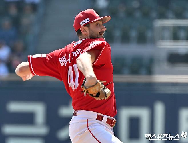 12일 오후 서울 송파구 잠실야구장에서 열린 '2026 신한 SOL Bank KBO리그' SSG 랜더스와 LG 트윈스의 경기, 1회말 SSG 선발투수 베지니아노가 공을 힘차게 던지고 있다. 잠실, 김한준 기자