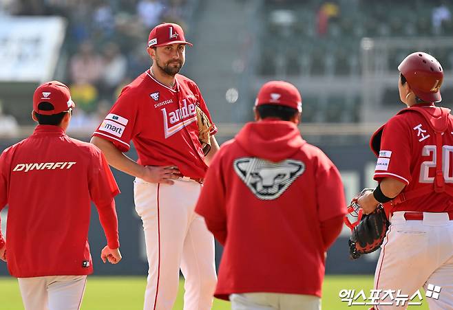 12일 오후 서울 송파구 잠실야구장에서 열린 '2026 신한 SOL Bank KBO리그' SSG 랜더스와 LG 트윈스의 경기, 5회말 1사 1,3루 SSG 베니지아노가 마운드를 내려가고 있다. 잠실, 김한준 기자