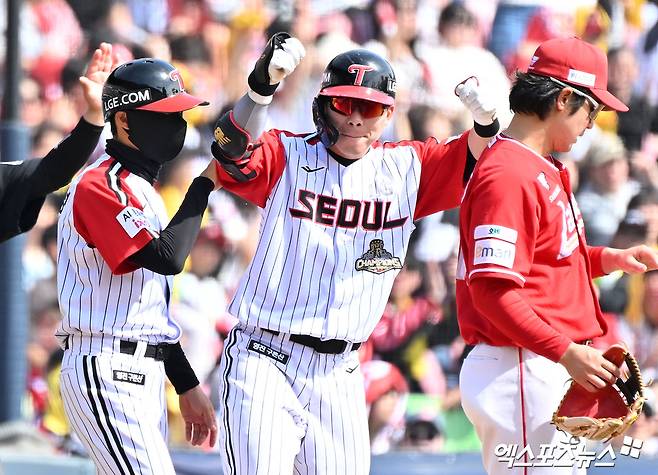 12일 오후 서울 송파구 잠실야구장에서 열린 '2026 신한 SOL Bank KBO리그' SSG 랜더스와 LG 트윈스의 경기, 3회말 1사 2루 LG 문성주가 1타점 2루타를 날린 후 3루까지 진루하고 있다. 잠실, 김한준 기자