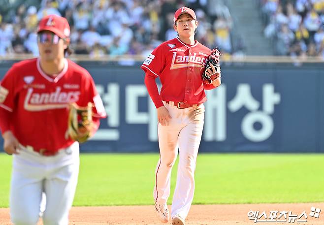 12일 오후 서울 송파구 잠실야구장에서 열린 '2026 신한 SOL Bank KBO리그' SSG 랜더스와 LG 트윈스의 경기, 5회말 1사 만루 LG 박동원의 내야땅볼때 SSG 박성한이 송구 실책을 하고 있다. 잠실, 김한준 기자