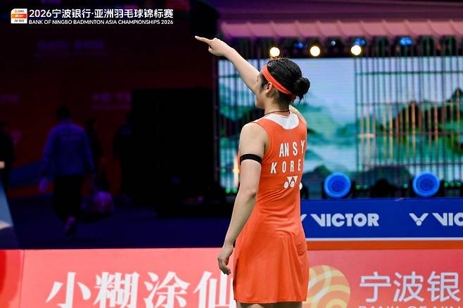 안세영(삼성생명·세계 1위)은 12일(한국시간) 중국 닝보의 올림픽스포츠센터 체육관에서 열린 2026 아시아배드민턴선수권대회 여자단식 결승전에서 중국의 왕즈이(세계 2위)를 게임스코어 2-1(21-12 17-21 21-18)로 꺾고 우승을 차지했다. 아시아선수권대회 우승으로 안세영은 배드민턴 '그랜드슬램'을 달성했다. 더불어 배드민턴 여자단식 최초로 7번째 커리어 그랜드슬램(올림픽, 세계선수권, 아시안게임, 아시아선수권, 전영 오픈, 월드투어 파이널 우승)을 달성했다. 사진=아시아배드민턴연맹, 대한배드민턴협회 제공