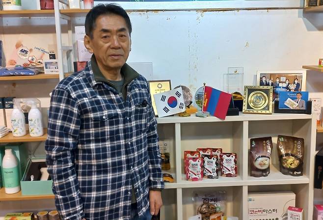 이성욱 몽골 에르덴솜 농공단지 조성사업 추진위원장 (고양=연합뉴스) 박현수 기자 = 지난 9일 경기 고양시 몽골 에르덴솜 농공단지 조성사업 추진위원회 한국사무소에서 이성욱 위원장이 연합뉴스와 인터뷰하고 있다. 2026. 4. 9. phyeonsoo@yna.co.kr