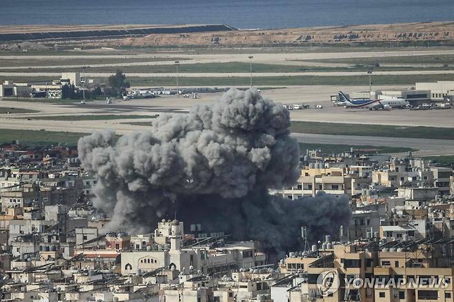 지난 4일(현지시간) 레바논 베이루트 남부가 이스라엘의 공습을 받아 연기가 피어오르고 있다. [AFP 연합뉴스]