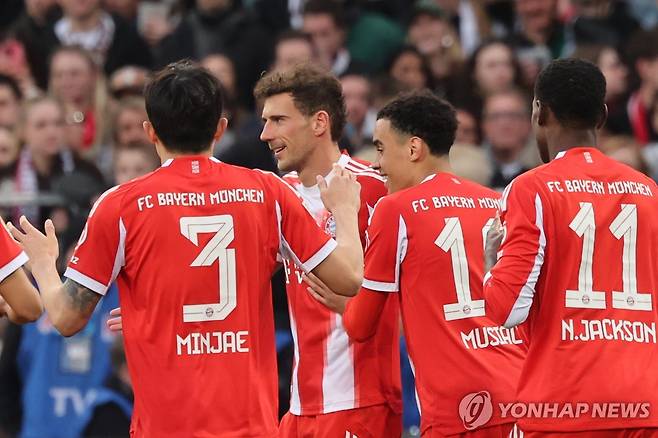 동료 득점 기쁨 나누는 김민재 [AP=연합뉴스]