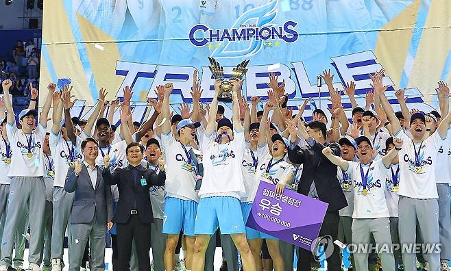 통합 우승 달성한 대한항공 (인천=연합뉴스) 임순석 기자 = 10일 인천 계양체육관에서 열린 프로배구 2025-2026 V리그 남자부 챔피언결정전 대한항공과 현대캐피탈 5차전 경기에서 승리하며 통합우승을 차지한 대한항공 선수들이 우승 트로피를 들고 환호하고 있다. 2026.4.10 soonseok02@yna.co.kr