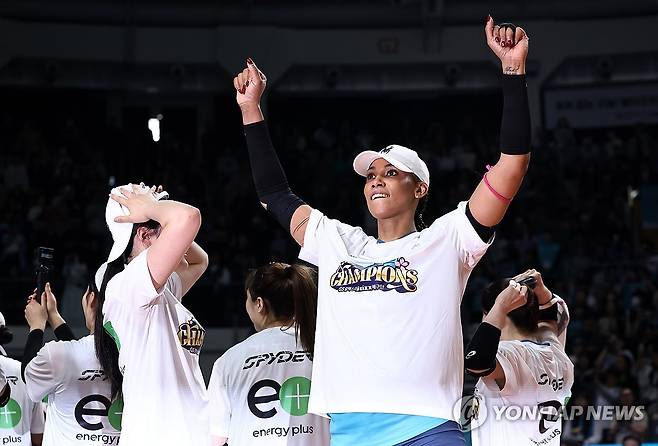 실바 '우리가 챔피언' (서울=연합뉴스) 윤동진 기자 = 5일 서울 장충체육관에서 열린 챔피언결정전 한국도로공사 대 GS칼텍스 3차전 경기에서 우승을 차지한 GS칼텍스의 실바가 기뻐하고 있다. 2026.4.5 mon@yna.co.kr