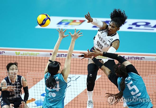 공격하는 한국도로공사 모마 (서울=연합뉴스) 윤동진 기자 = 5일 서울 장충체육관에서 열린 챔피언결정전 한국도로공사 대 GS칼텍스 3차전 경기. 한국도로공사 모마가 공격을 시도하고 있다. 2026.4.5 mon@yna.co.kr