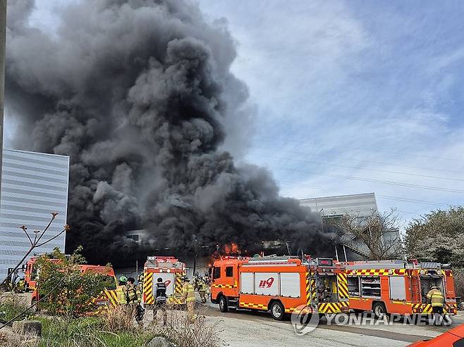 '소방관 2명 사망' 완도 수산물 냉동창고 화재 (완도=연합뉴스) 12일 오전 8시 25분께 전남 완도군 군외면 한 수산물 가공업체 냉동창고에서 난 불로 내부에 진입하던 소방관 2명이 숨졌다. 사진은 진화와 수색 작업 벌이는 소방 당국. 2026.4.12 [독자 제공. 재판매 및 DB 금지] in@yna.co.kr