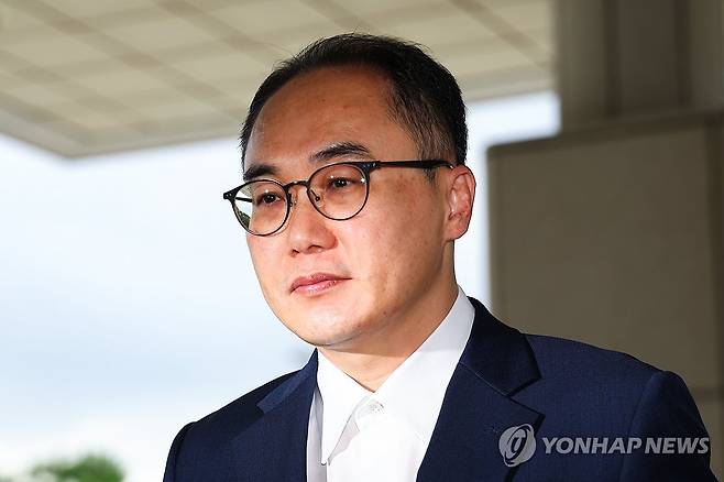 출근하는 이원석 검찰총장 (서울=연합뉴스) 서대연 기자 = 이원석 검찰총장이 3일 오전 서울 서초구 대검찰청으로 출근하고 있다.
    이 총장은 전날 더불어민주당이 이재명 전 대표를 수사했던 검사들에 대한 탄핵소추안을 발의하자 기자회견을 자청하며 강하게 반발했다. 2024.7.3 dwise@yna.co.kr