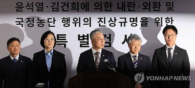 권창영 종합특검 (과천=연합뉴스) 최재구 기자 = 권창영 특별검사가 25일 과천 사무실에서 윤석열ㆍ김건희에 의한 내란ㆍ외환 및 국정농단 행위의 진상규명을 위한 특별검사 사무실 현판식을 마치고 특검보들과 입장발표를 하고 있다. 2026.2.25 jjaeck9@yna.co.kr