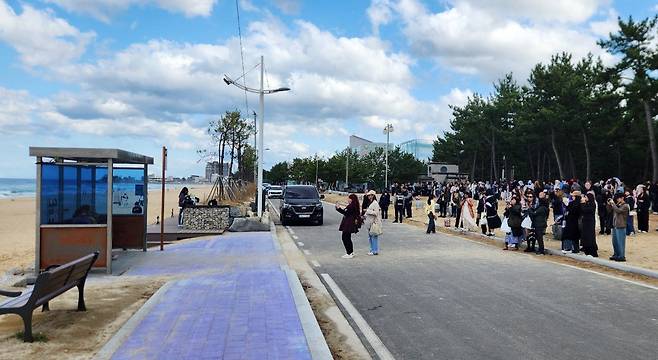 주문진 BTS 버스정류장 찾은 외국인 관광객들 [강릉시 제공. 재판매 및 DB 금지]