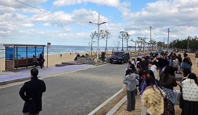 주문진 BTS 버스정류장 찾은 외국인 관광객들 [강릉시 제공. 재판매 및 DB 금지]