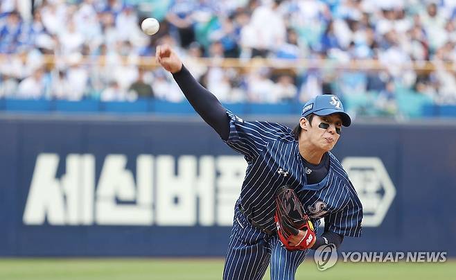 마운드 오른 삼성 원태인 (대구=연합뉴스) 김현태 기자 = 12일 대구 삼성라이온즈파크에서 열린 2026 신한 SOL뱅크 KBO리그 NC 다이노스와 삼성 라이온즈 경기. 1회 초 부상에서 복귀한 삼성 선발투수 원태인이 역투하고 있다. 2026.4.12 mtkht@yna.co.kr