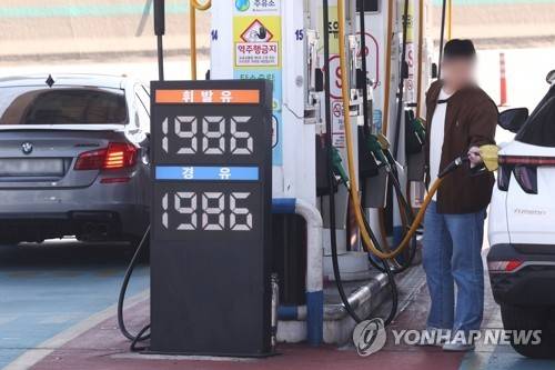 3차 최고가격제 셋째날 기름값 상승세 둔화     (서울=연합뉴스) 진연수 기자 = 3차 석유 최고가격제 실시 셋째 날인 12일 전국 주유소 평균 유가 상승세가 대폭 둔화한 가운데 서울 경유 가격은 전날 대비 보합세를 보였다. 유가정보시스템 오피넷에 따르면 이날 오전 9시 기준 전국 주유소 평균 휘발윳값은 L당 1천992.3원으로 전날보다 0.7원 올랐다. 사진은 이날 서울의 한 주유소 모습. 2026.4.12 
    jin90@yna.co.kr
(끝)