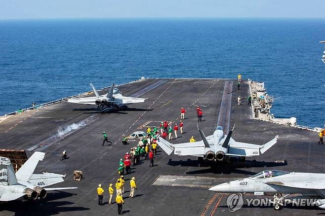 미 항공모함에서 출격하는 FA-18E 전투기  [AP 연합뉴스 자료사진. 재판매 및 DB 금지]