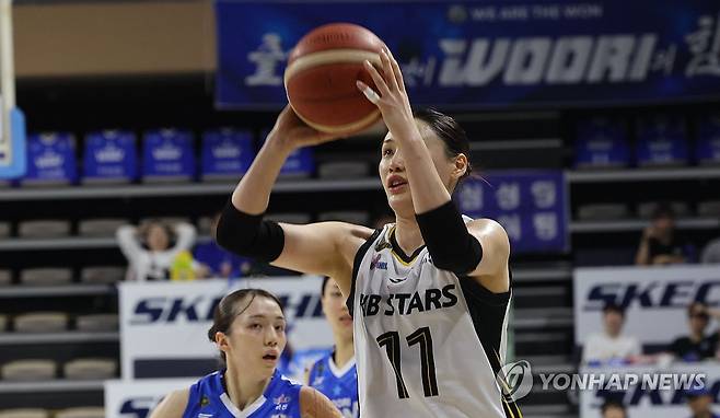 3점 슈터 (아산=연합뉴스) 양영석 기자 = 12일 충남 아산 이순신체육관에서 열린 여자 프로농구 플레이오프 3차전 우리은행과 KB스타즈의 경기. KB스타즈 강이슬이 3점 슛을 던지고 있다. 2026.4.12 youngs@yna.co.kr