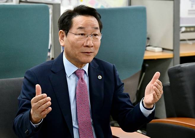 ▲ 유정복 인천시장이 13일 시청 기자실에서 시정 주요 현안과 관련해 기자 간담회를 갖고 있다. /사진제공=인천시