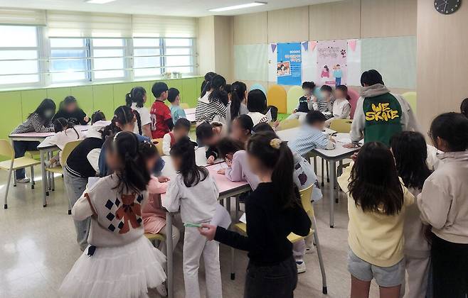 ▲ 중흥초등학교 학생들이 친구 사랑 주간 프로그램을 진행하고 있다./사진제공=중흥초등학교