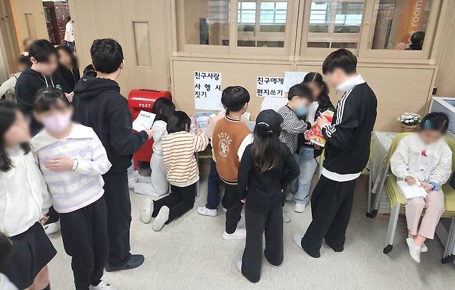 ▲ 중흥초등학교 학생들이 친구 사랑 4행시 짓기와 친구에게 편지쓰기 활동을 진행하고 있다./사진제공=중흥초등학교