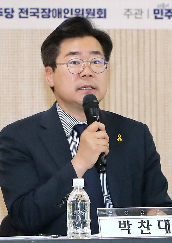 ▲ 13일 인천 남동구 인천사회복지관에서 열린 '2026년 더불어민주당 전국장애인위원회 인천지역 간담회'에 참석한 더불어민주당 인천시장 후보인 박찬대(연수구갑) 국회의원이 인사말을 하고 있다. /박준엽 수습기자 jun010209@incheonilbo.com