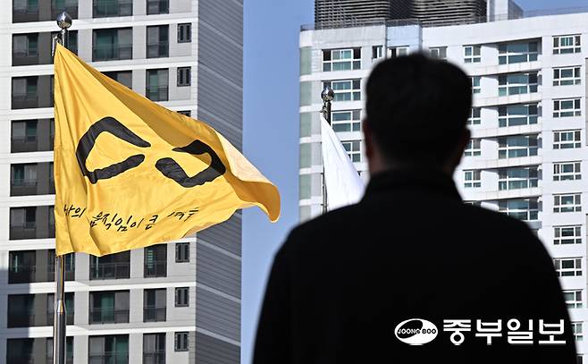 13일 오전 수원시 영통구 경기도청 국기게양대에 세월호 추모기가 게양돼 있다. 경기도는 세월호 참사 12주기를 맞아 13일부터 19일까지 추모기간을 운영하며 경기도청 신청사와 경기북부청사에 세월호 추모기를 게양할 예정이다. 김경민기자