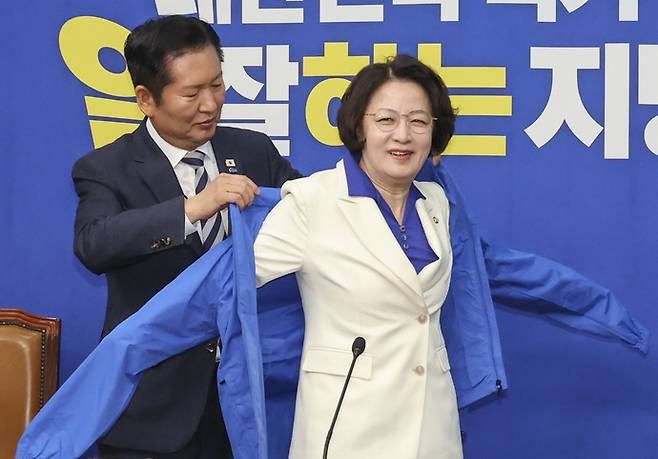더불어민주당 정청래 대표가 13일 국회에서 최고위원회의에 앞서 열린 추미애 경기도지사 후보 환영식에서 추 후보에게 선거용 점퍼를 입혀주고 있다. 사진=연합뉴스
