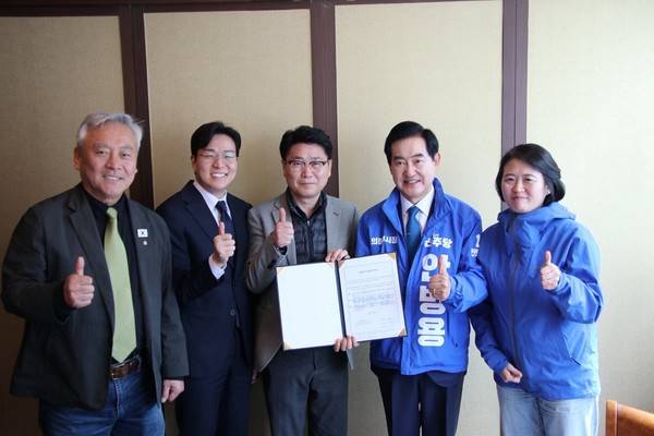 (사진 왼쪽부터) 이재강 국회의원, 정진호 예비후보, 김원기 예비후보, 안병용 예비후보, 박지혜 국회의원이 서약서를 들어 보이며 포즈를 취하고 있다.[사진=안병용 예비후보 캠프]