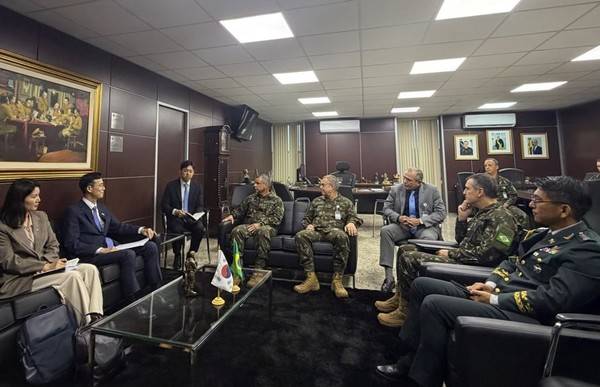 정부는 외교부, 방위사업청을 중심으로 중남미 지역에 민·관&nbsp;방산협력 사절단을 파견해 'K-방산' 세일즈 활동을 벌였다고 12일 밝혔다.사절단은 외교부와 방사청, 대한무역투자진흥공사(코트라), 한국방위산업진흥회, 국방기술진흥연구소를 비롯해 HD현대중공업·한화오션·대한항공 등 7개 주요&nbsp;방산기업으로, 이달 6∼10일&nbsp;방산&nbsp;유망국가인 칠레과 브라질를 방문했다.사절단은 지난 6∼7일 칠레에서 열린 중남미 최대방산&nbsp;및 항공우주국제전시회 'FIDAE'에 참여해 칠레 및 중남미&nbsp;방산&nbsp;관계자들을 차례로 만나 협력체계를 강화했다. 2026.4.12 [사진=연합뉴스]