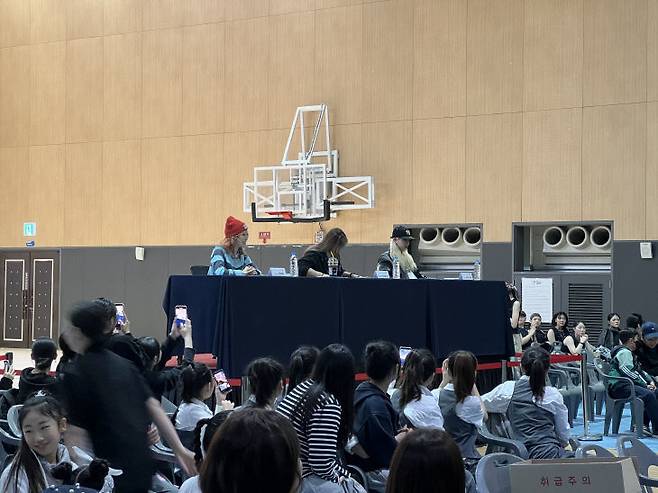 스트릿 댄스 신에서 활발히 활동 중인 카프리, 예니초, 윤지가 심사석에서 경연을 심사하고 있는 모습(사진=제천시체육회 제공)