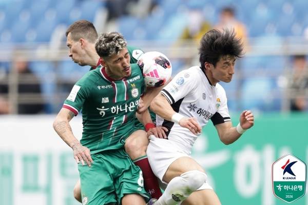 대전하나시티즌 안톤, 밥신, 강원FC 최병찬이 12일 대전월드컵경기장에서 열린 '하나은행 K리그1 2026' 7라운드 경기에서 경합하고 있다. 한국프로축구연맹 제공