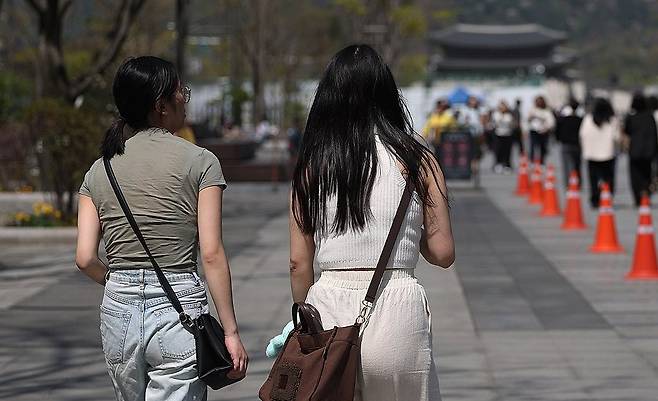 서울의 낮 최고기온이 25도까지 오르는 등 때이른 초여름 날씨를 보인 13일 서울 광화문광장에서 가벼운 옷차림의 외국인들이 이동하고 있다. 연합뉴스