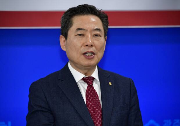 안태욱 국민의힘 광주시당 위원장이 13일 광주시의회 브리핑룸에서 전남광주통합특별시장 출마 기자회견을 열고 있다.